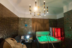 OWN JACUZZI+ SAUNA+ 2BD+A/C+NETFLIX+CENTER